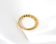 Load image into Gallery viewer, Croissant Ring